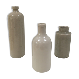 Trio de bouteilles et pots anciens en grès