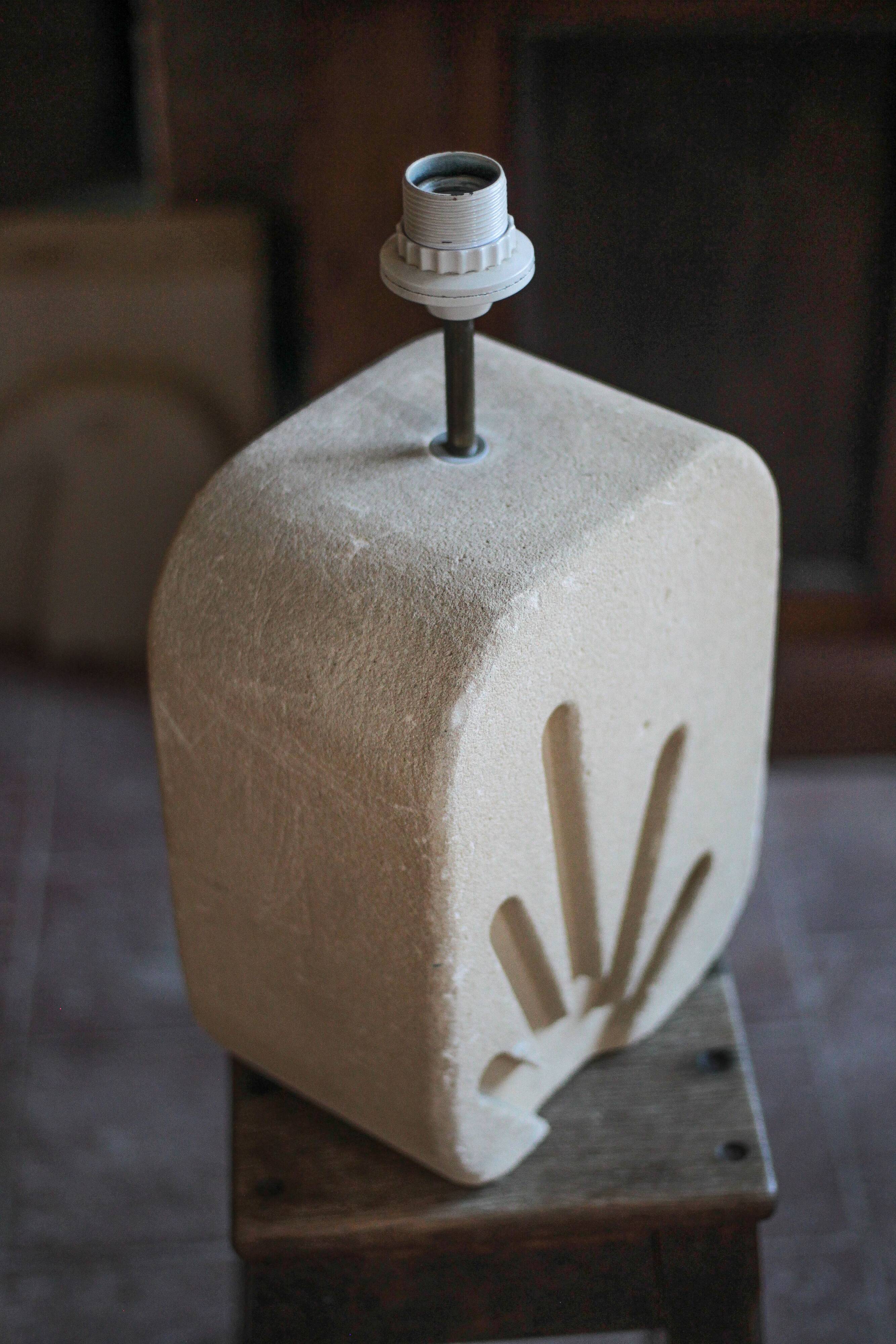 Lampe de table en pierre blanche moderniste, lampe brutaliste