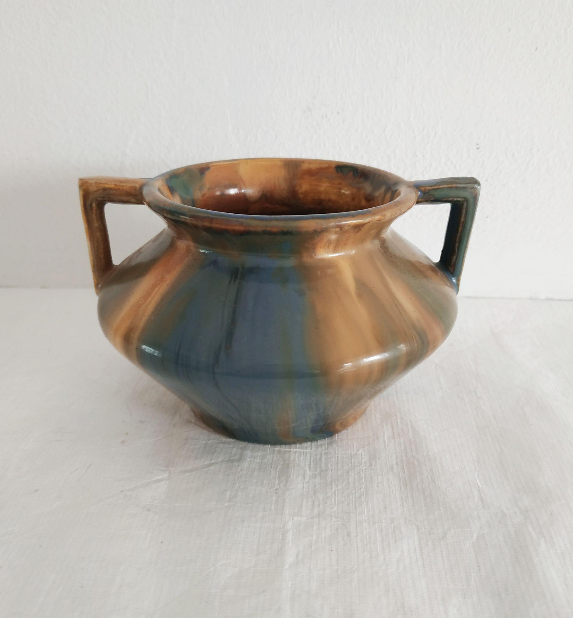 Small vintage vase pansu with two handles