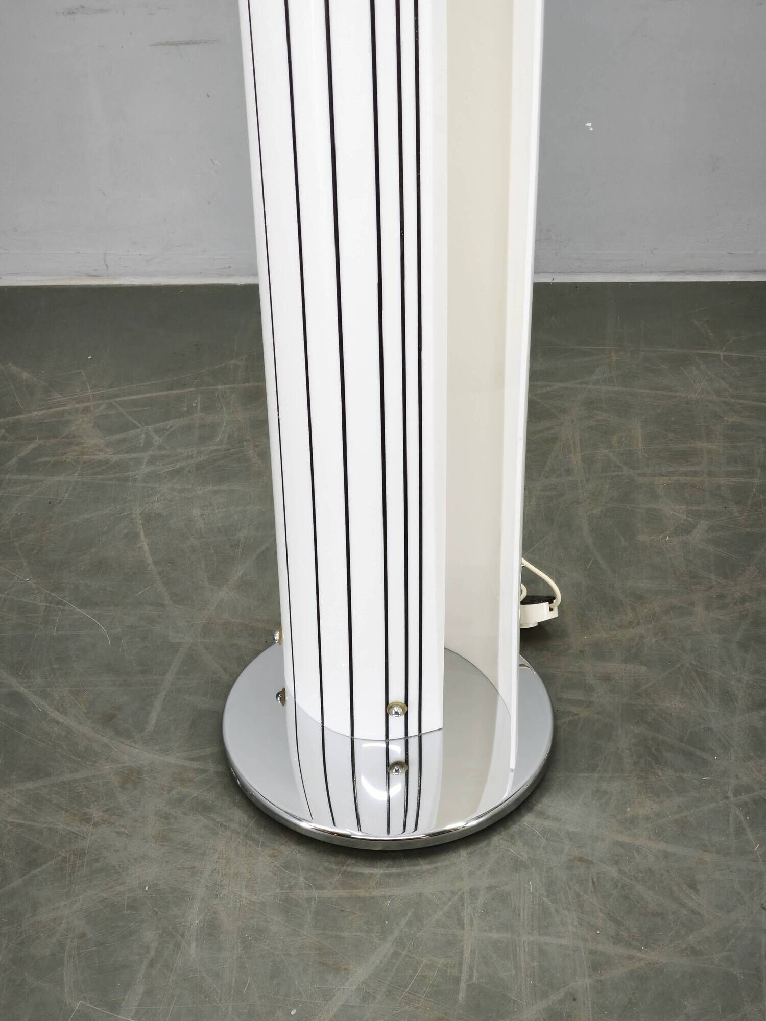 Lampadaire postmoderne sculptural en acrylique opalin, Italie années 1980