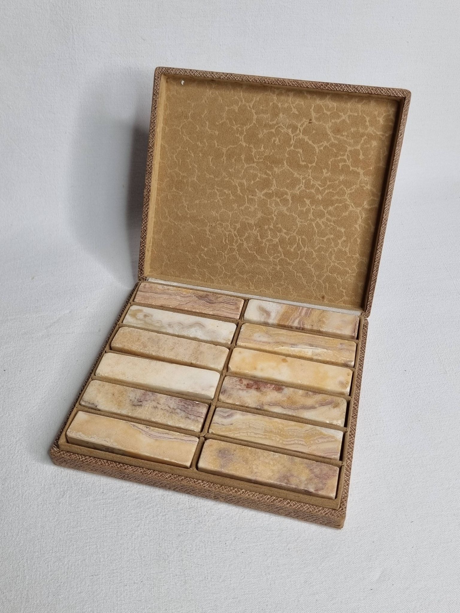 Set of 12 veined onyx knife rests, original box from the 1970s.