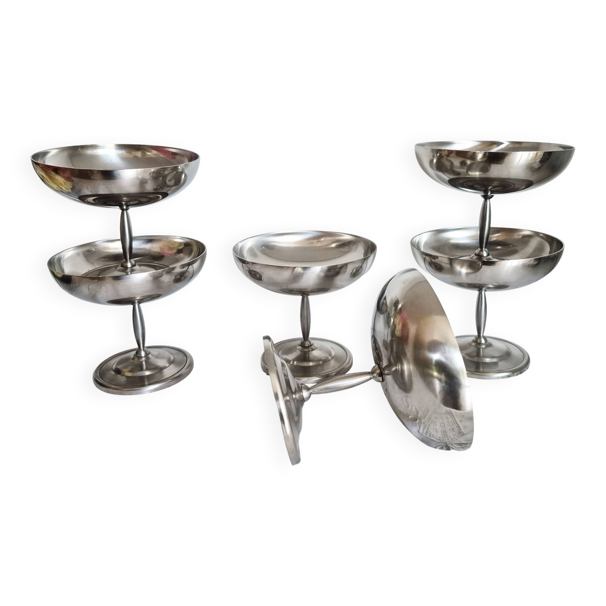 Set of 6 vintage footed ice cream bowls, made of 18/10 stainless steel.
