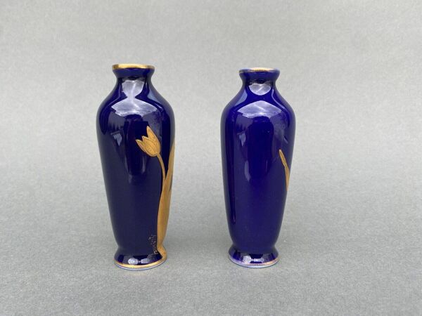 Paire de vases 1900 Limoges fond bleu et rehaut doré décors R. Rosier