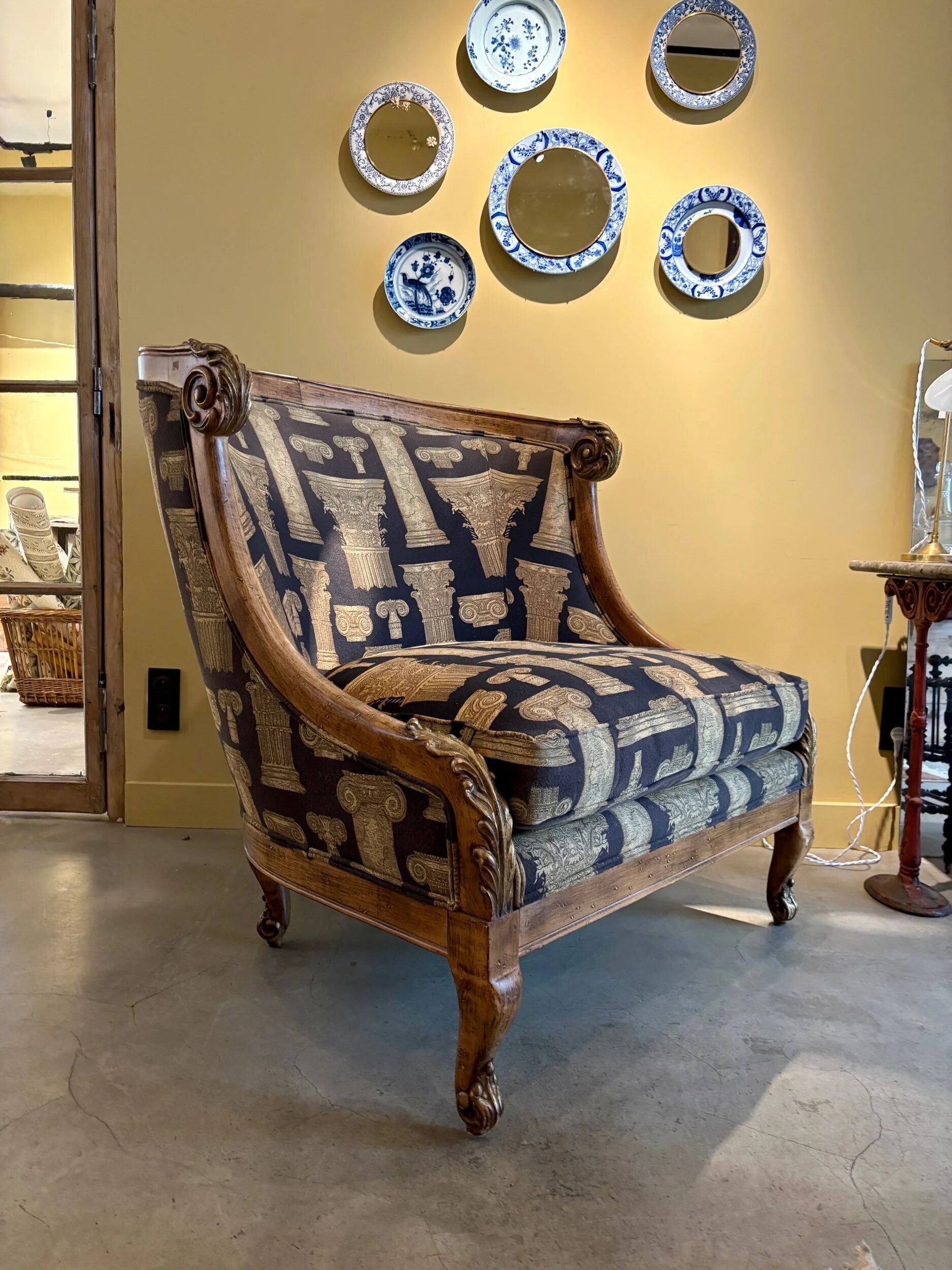 Armchair in a wooden confessional style with black and beige cotton.