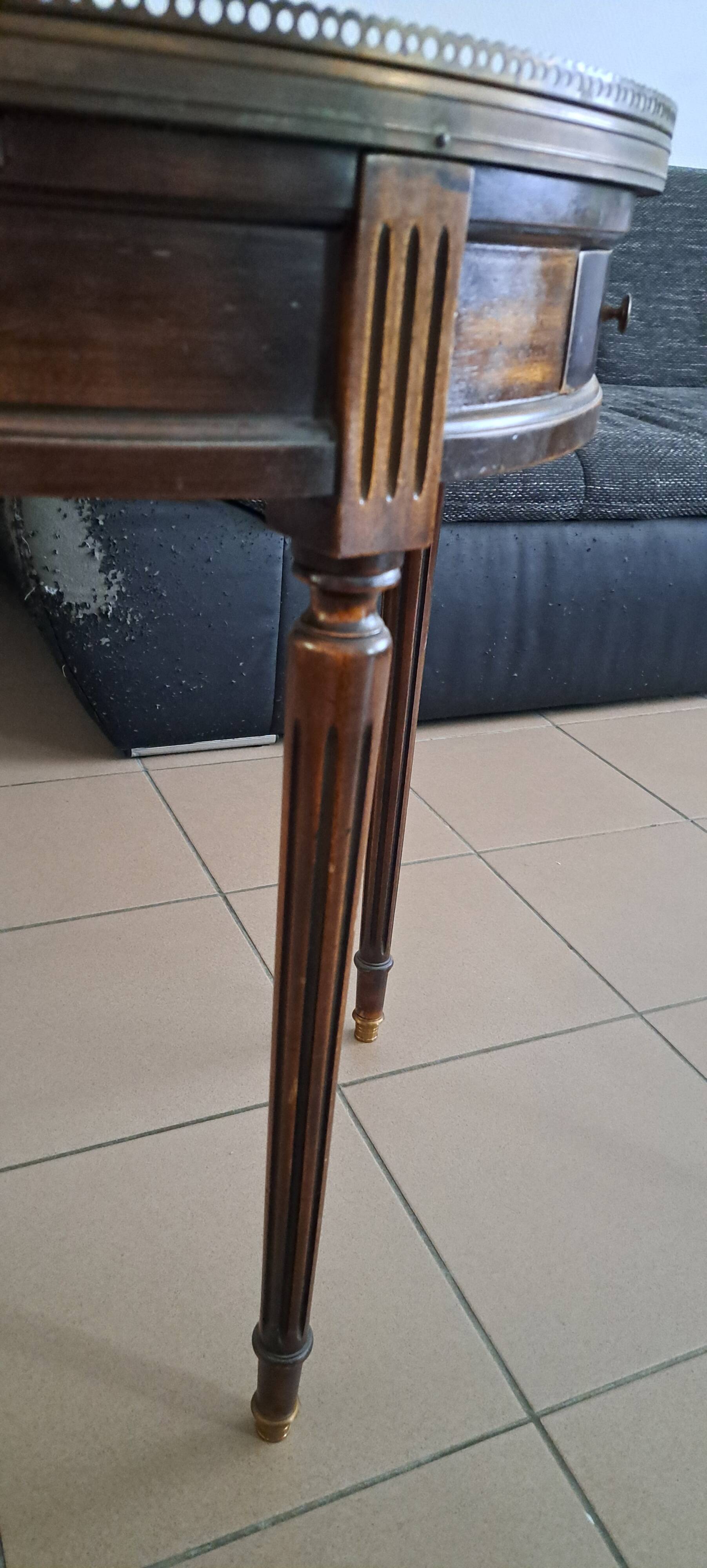 Table bouillotte, guéridon de style Louis XVI en marbre et laiton
