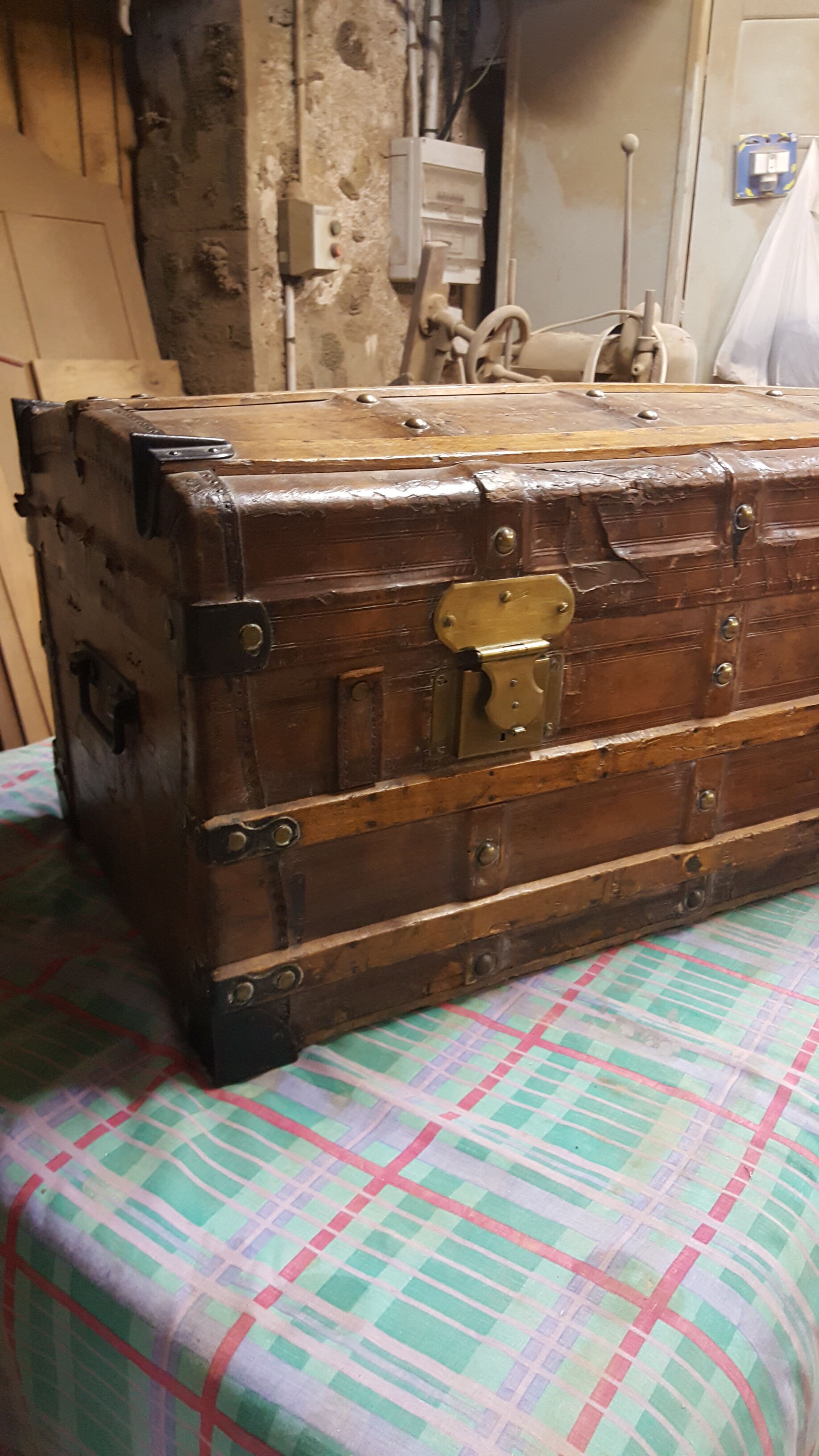 Superb trunk leather trunk dating from the end of the XIX century in its juice