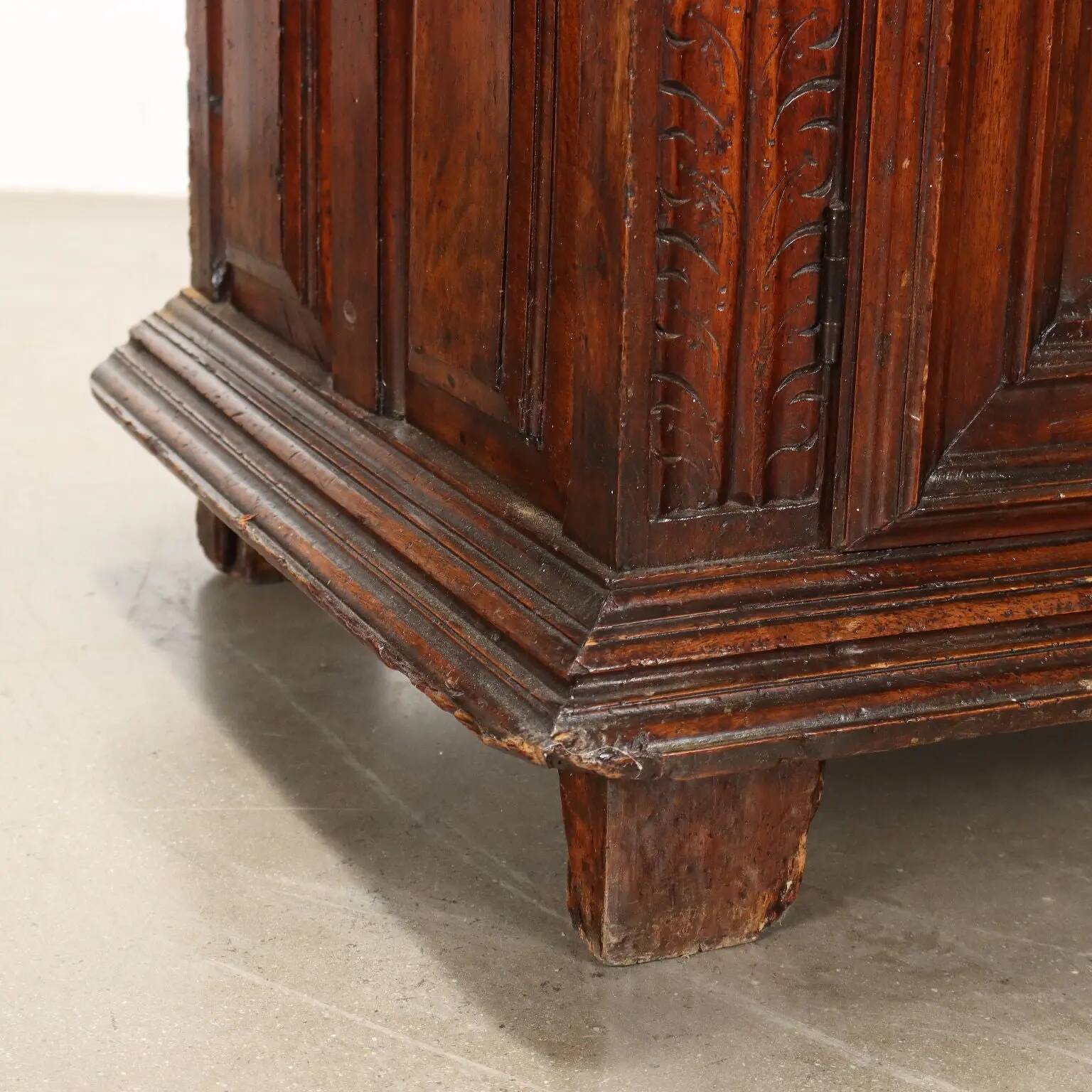 Ancient baroque walnut buffet with decorations, 18th century