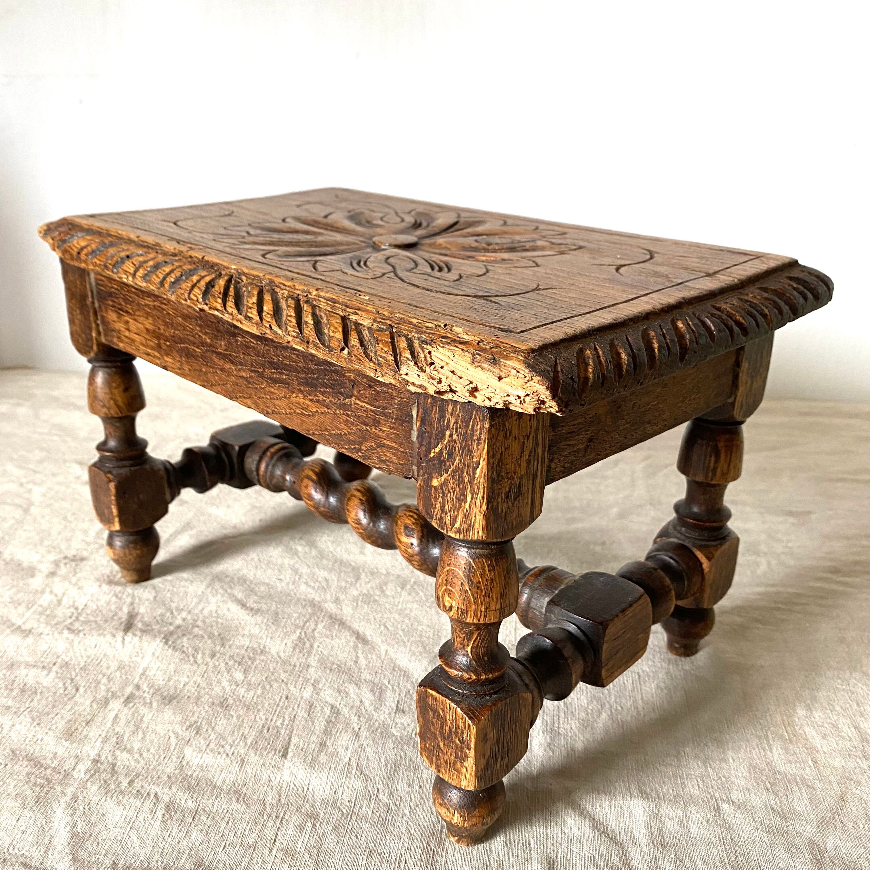 Tabouret bas en bois sculpté style Breton