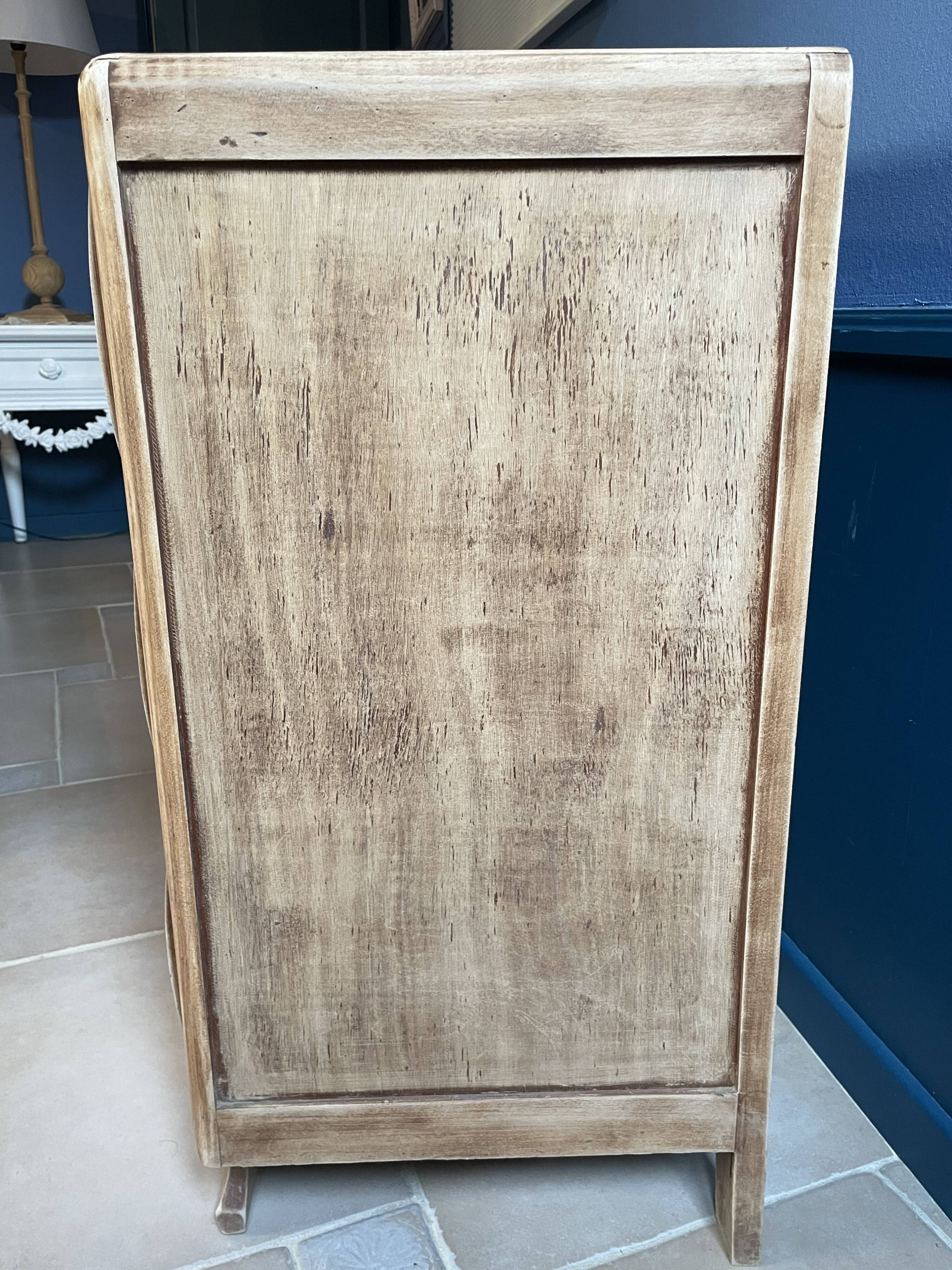 Commode en bois brut
