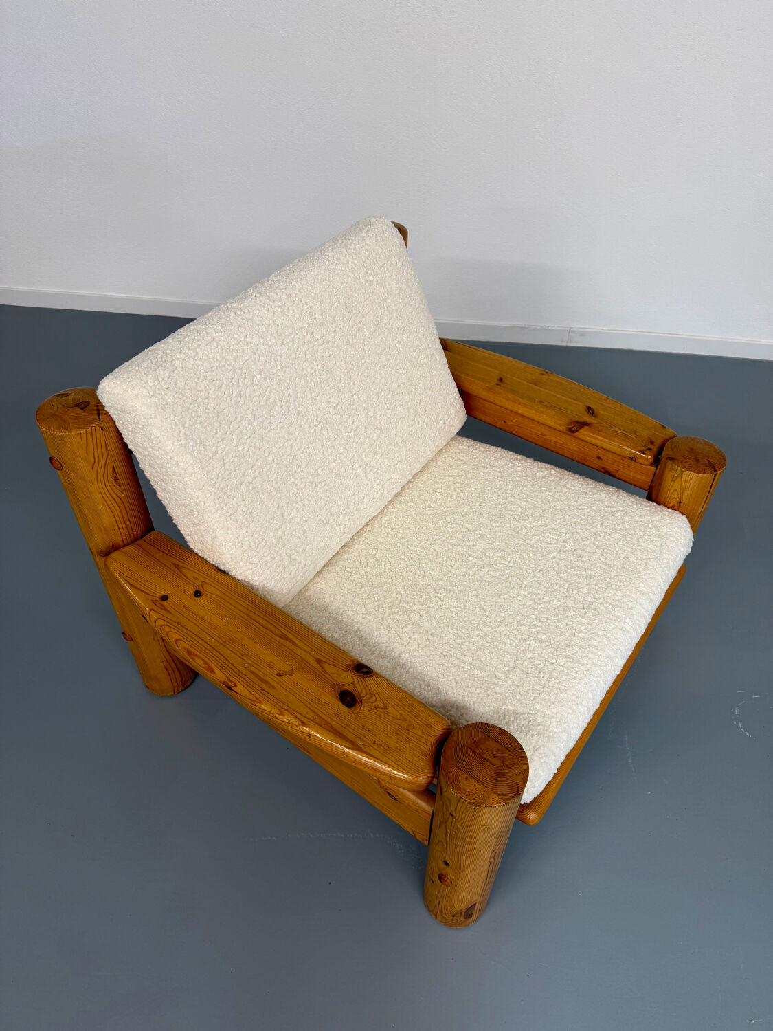 Set of 2 armchairs in solid pine with boucle fabric, 1970s Scandinavian design.