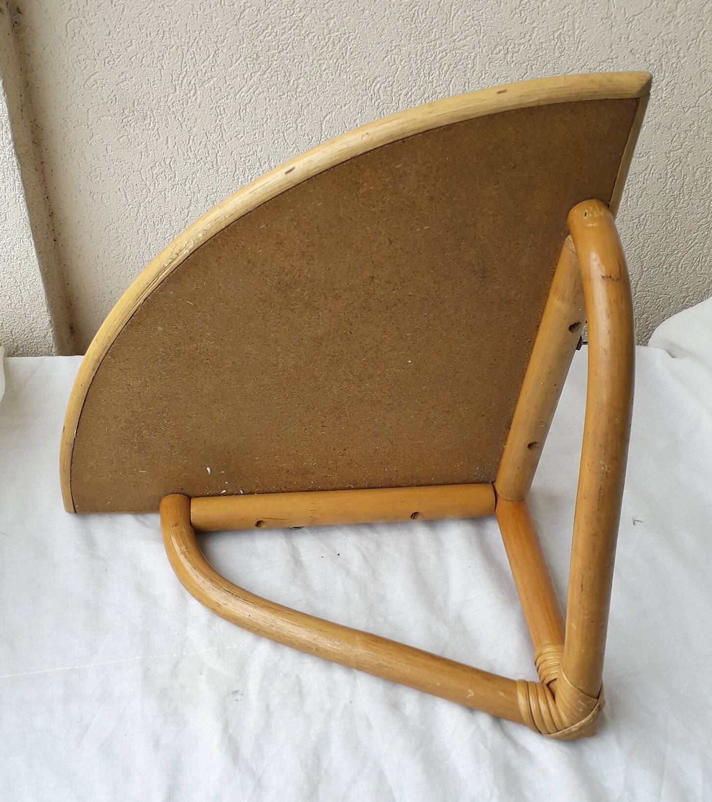 Corner shelf in rattan