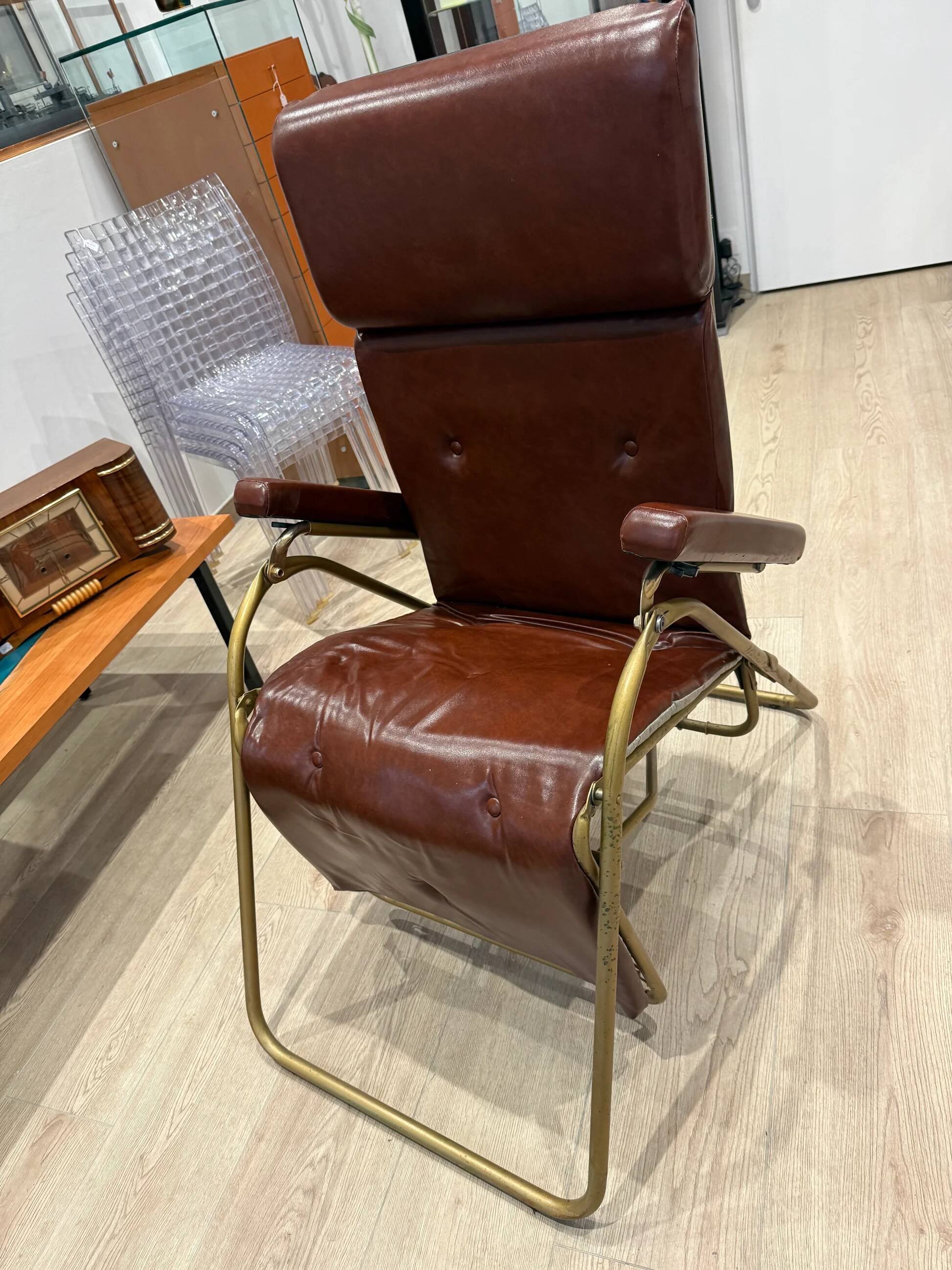 Reclining armchair in brown leather with tubular frame – Italy – 1960s/1970s