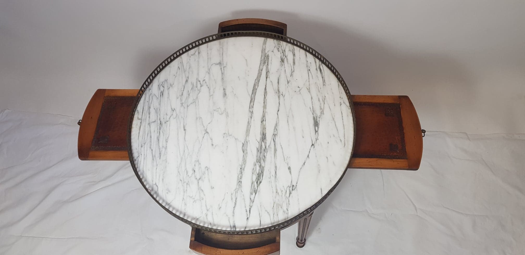 Tabel hot water bottle pedestal table Louis XVI style