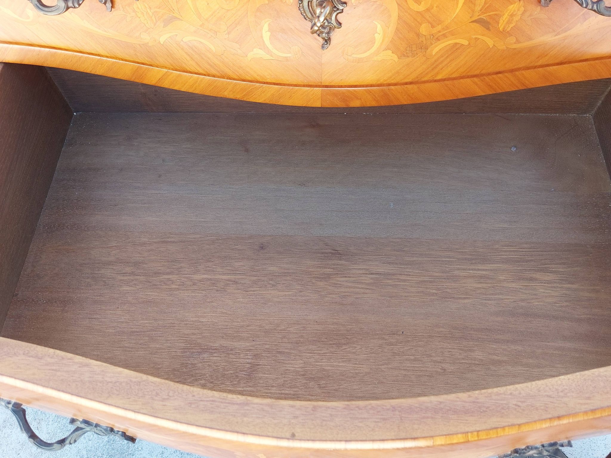 Louis XV chest of drawers in rosewood marquetry