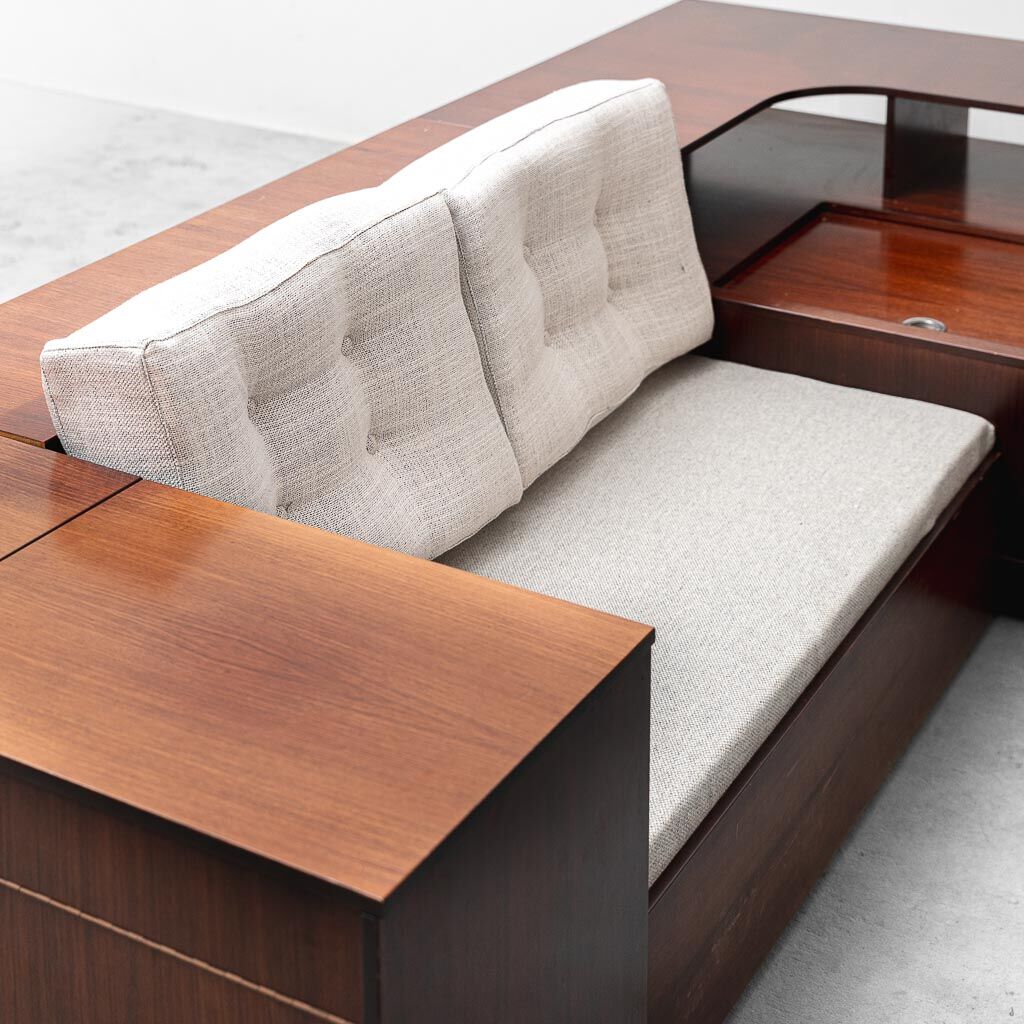 Canapé d'angle vintage avec compartiments de rangement et radio intégrée – design italien des années 1970
