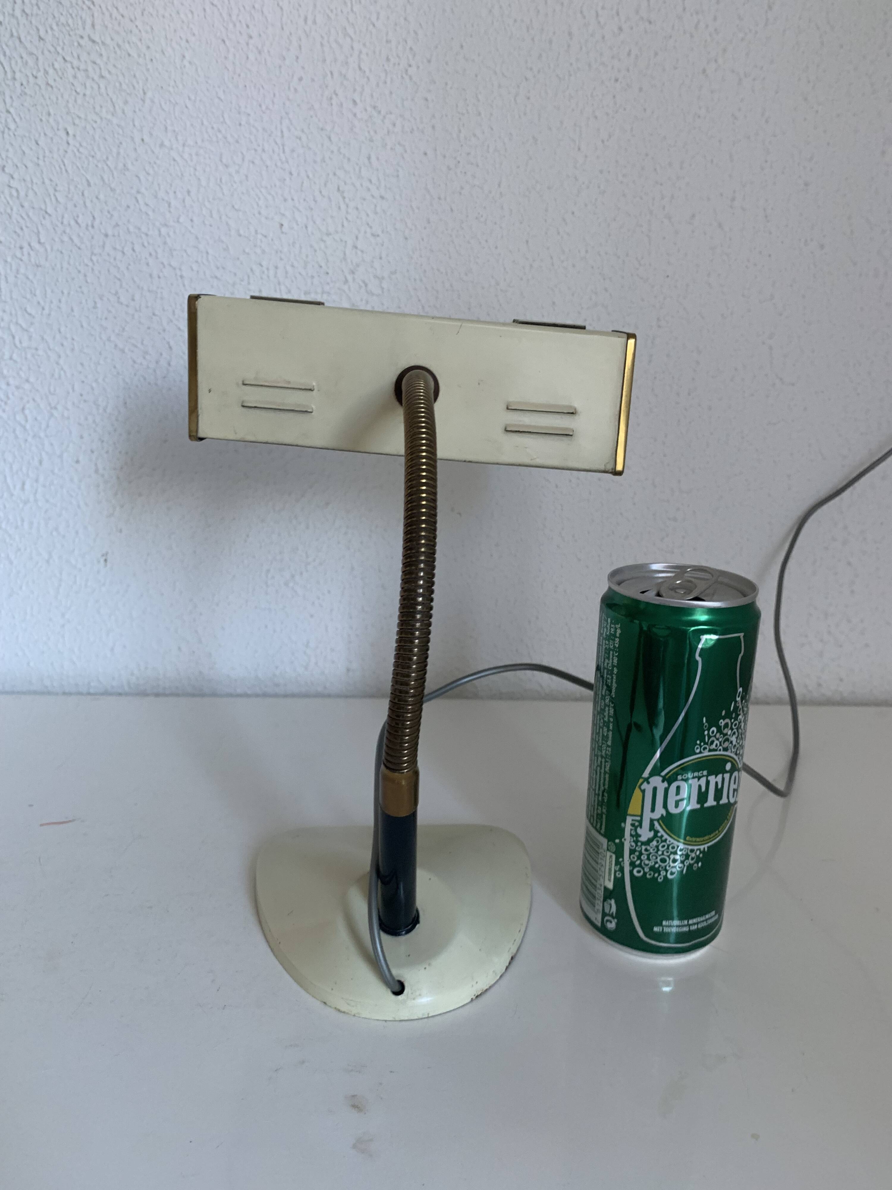 Lampe de bureau en métal laqué écru et doré, 1950