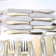 Ménagère 30 couverts de table modernistes en métal argenté chantourné DEETJEN