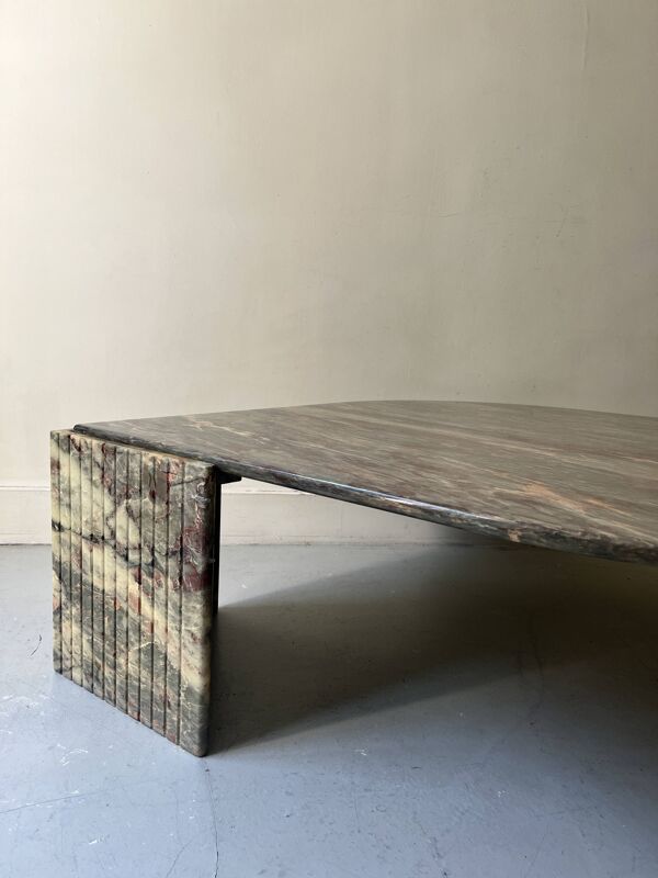 table basse goutte en marbre vert d'eau, beige et rose/bordeau, Roche Bobois 1970