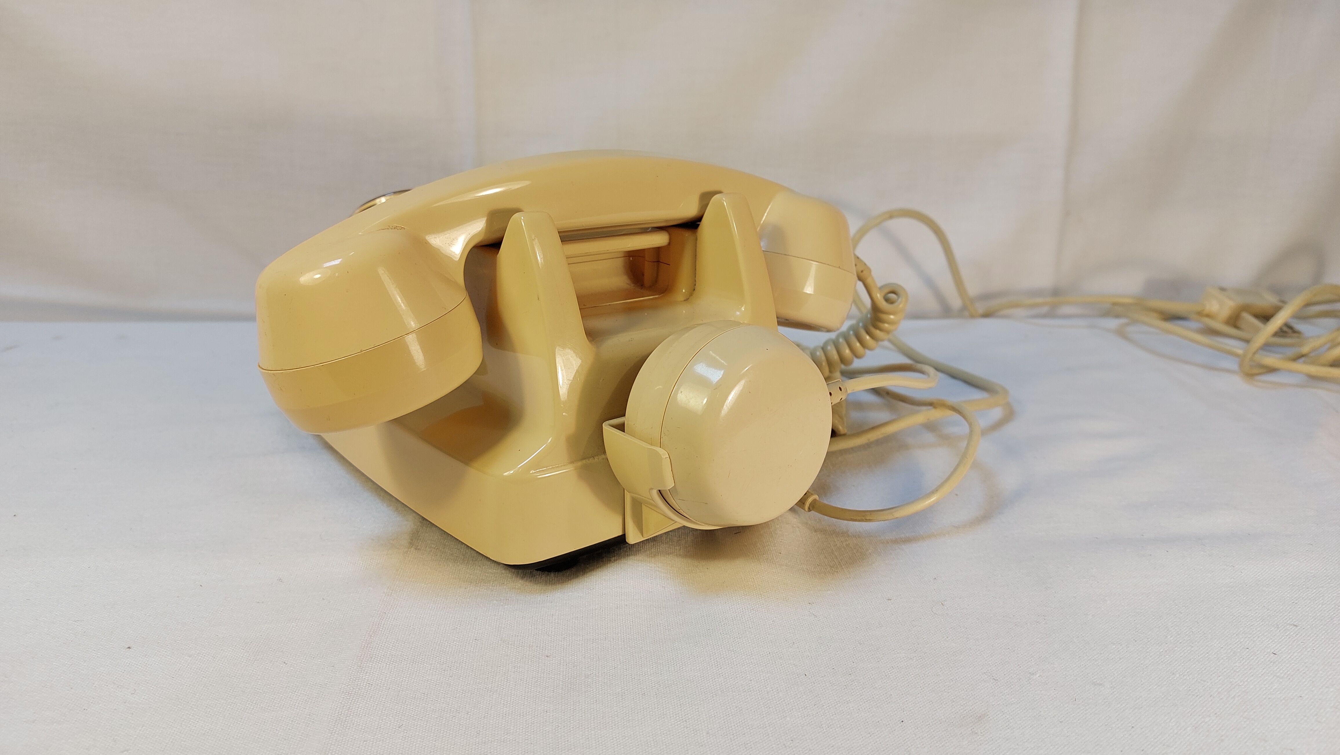 Vintage phone with socotel s63 ivory keys