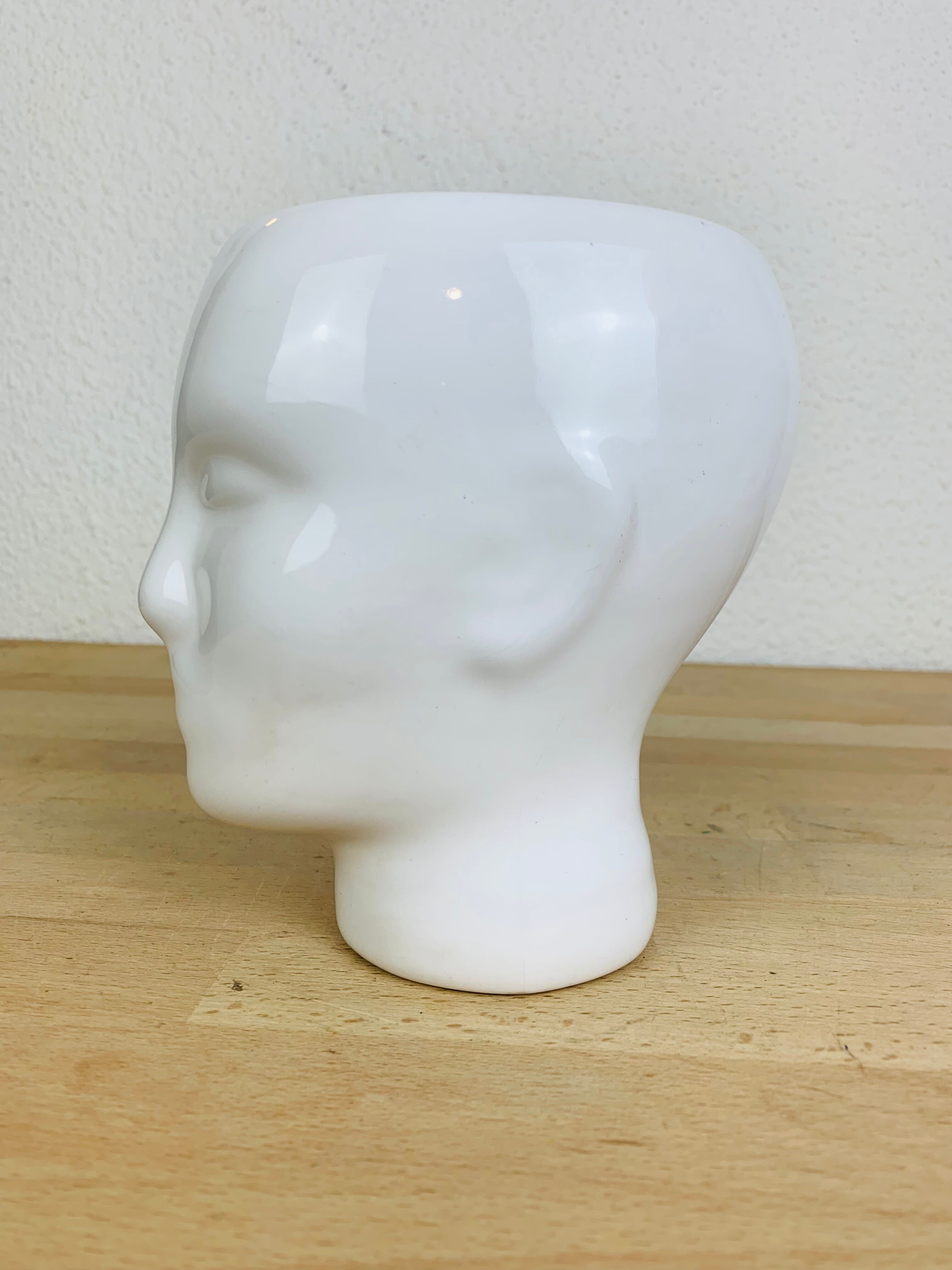 Vase or pot cover head in white ceramic