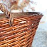 Grand panier en osier foncé vintage avec anses