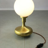 Lampe de table italienne en laiton et en verre opalin