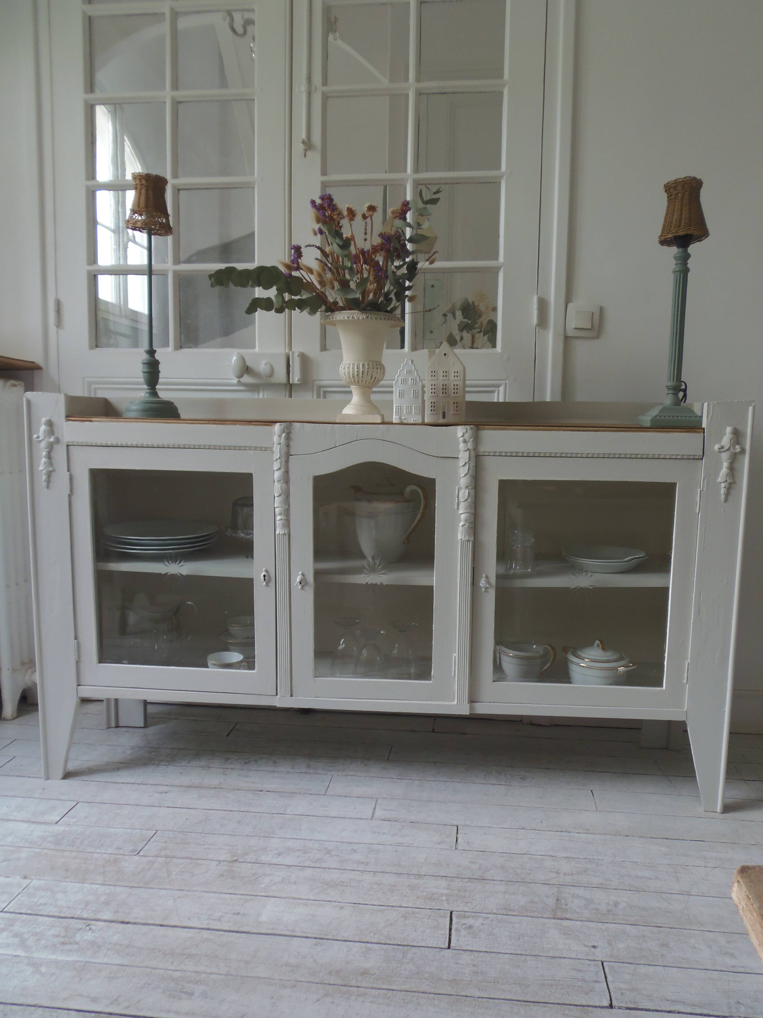 Vitrine, console vintage réenchantée en gris perle, plateau bois.