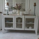 Vitrine, console vintage réenchantée en gris perle, plateau bois.