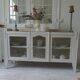 Vitrine, console vintage réenchantée en gris perle, plateau bois.
