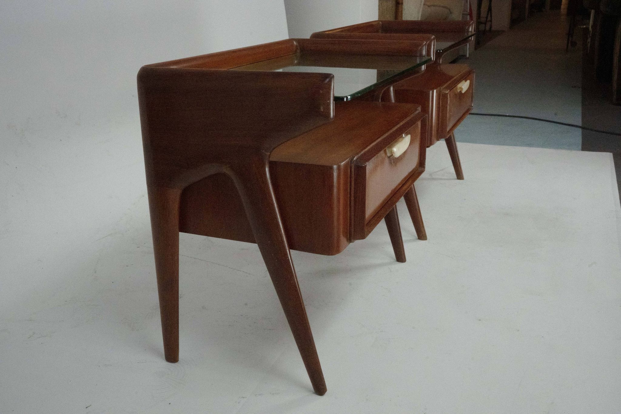 Paire de tables de chevet italiennes Mid-Century Modern, années 1950.