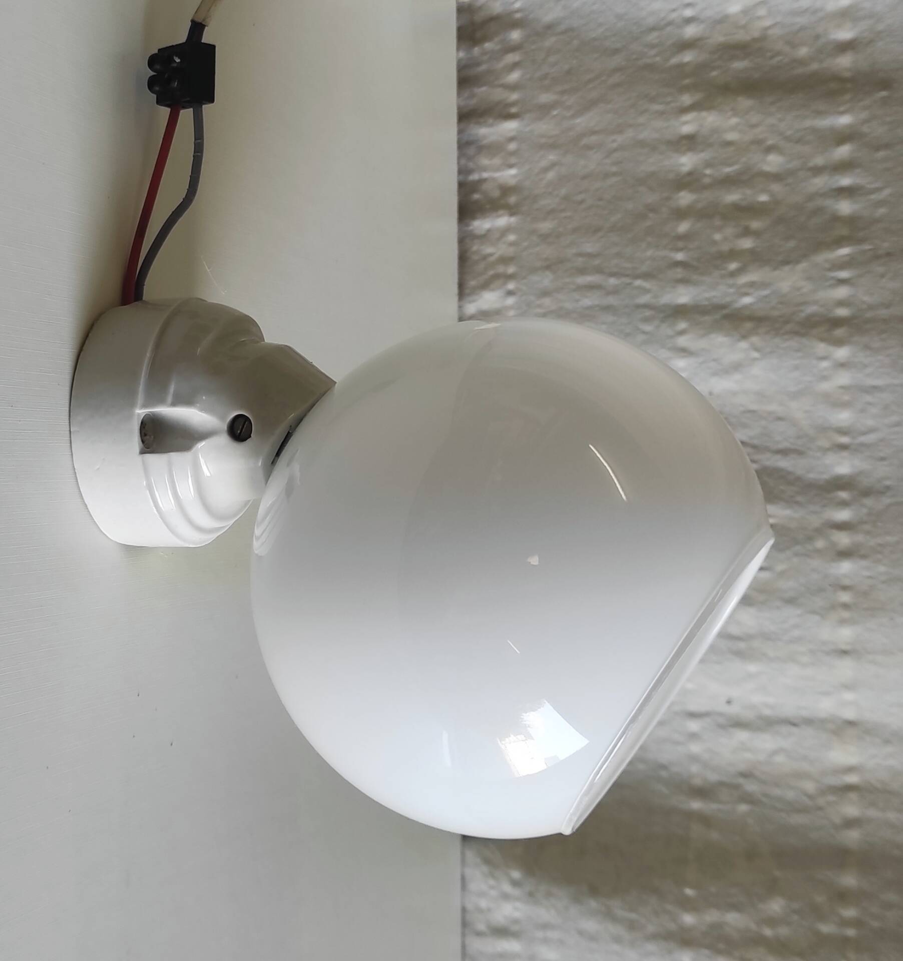 Art Deco style wall light in porcelain and opaline globe - 1930s/40s