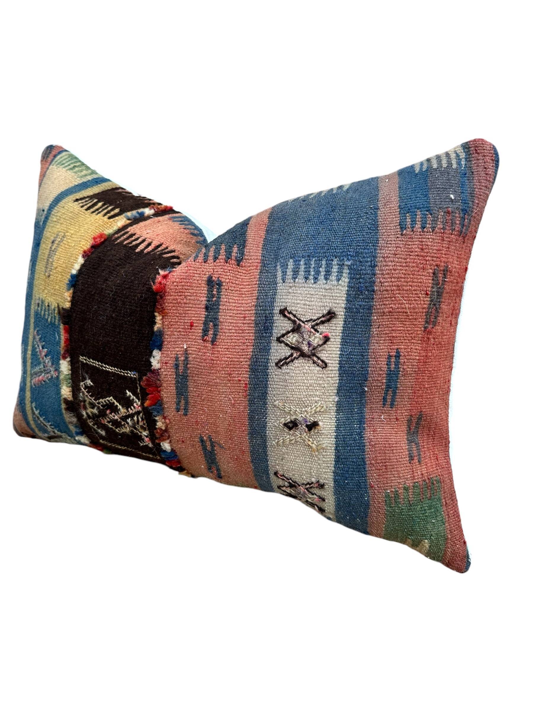 Magnifique coussin Kilim berbère vintage du Maroc