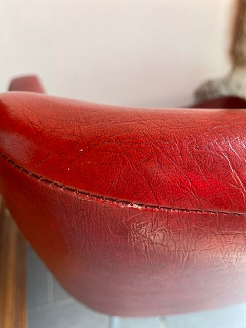 Fauteuil rouge années 60 en skaï