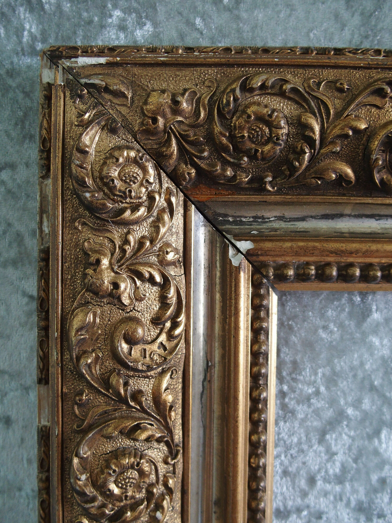 Cadre en bois décor stuc doré