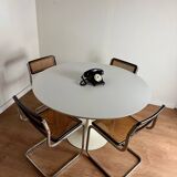 Table ronde blanche pied tulipe attribuée à Arkana