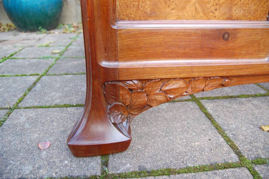 Art Nouveau period bed in mahogany and elm burl from the 1900s