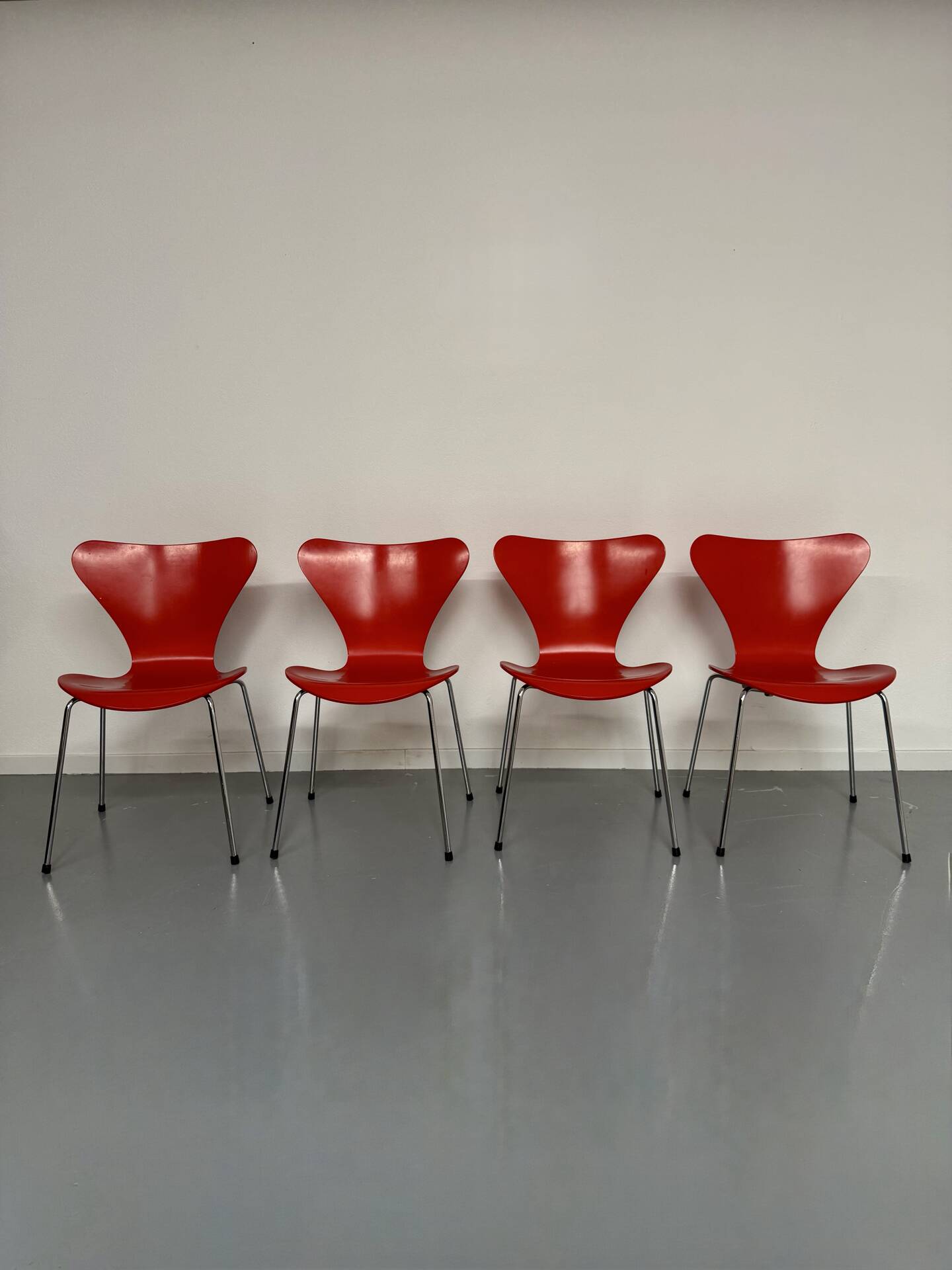 Lot of 4 chairs Series 7 model 3107 design Arne Jacobsen /Fritz Hansen