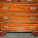 Commode militaire vintage avec plateau coulissant et dessus extensible