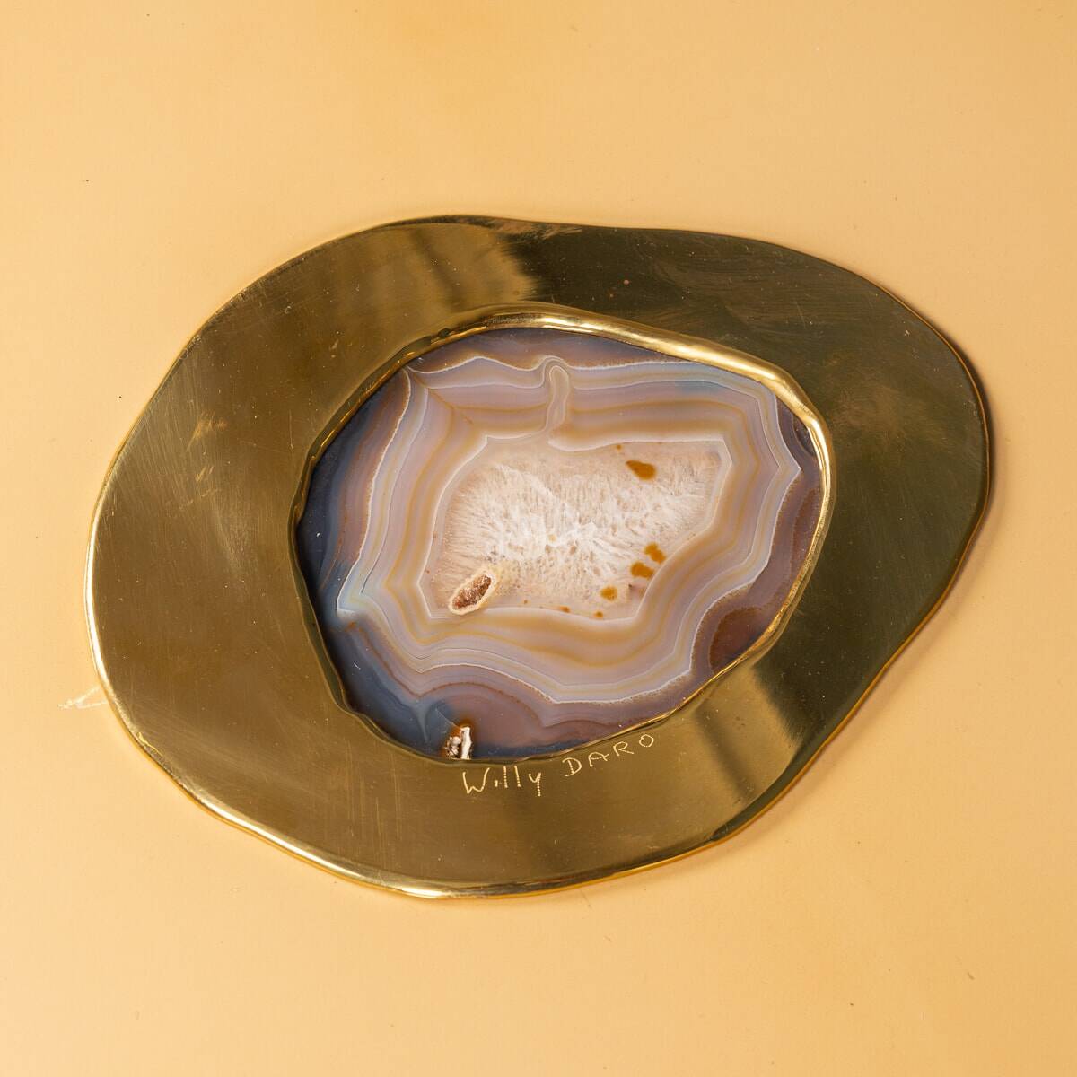 Une paire de tables d'appoint en bois laqué belge et en agate par willy daro c.1970