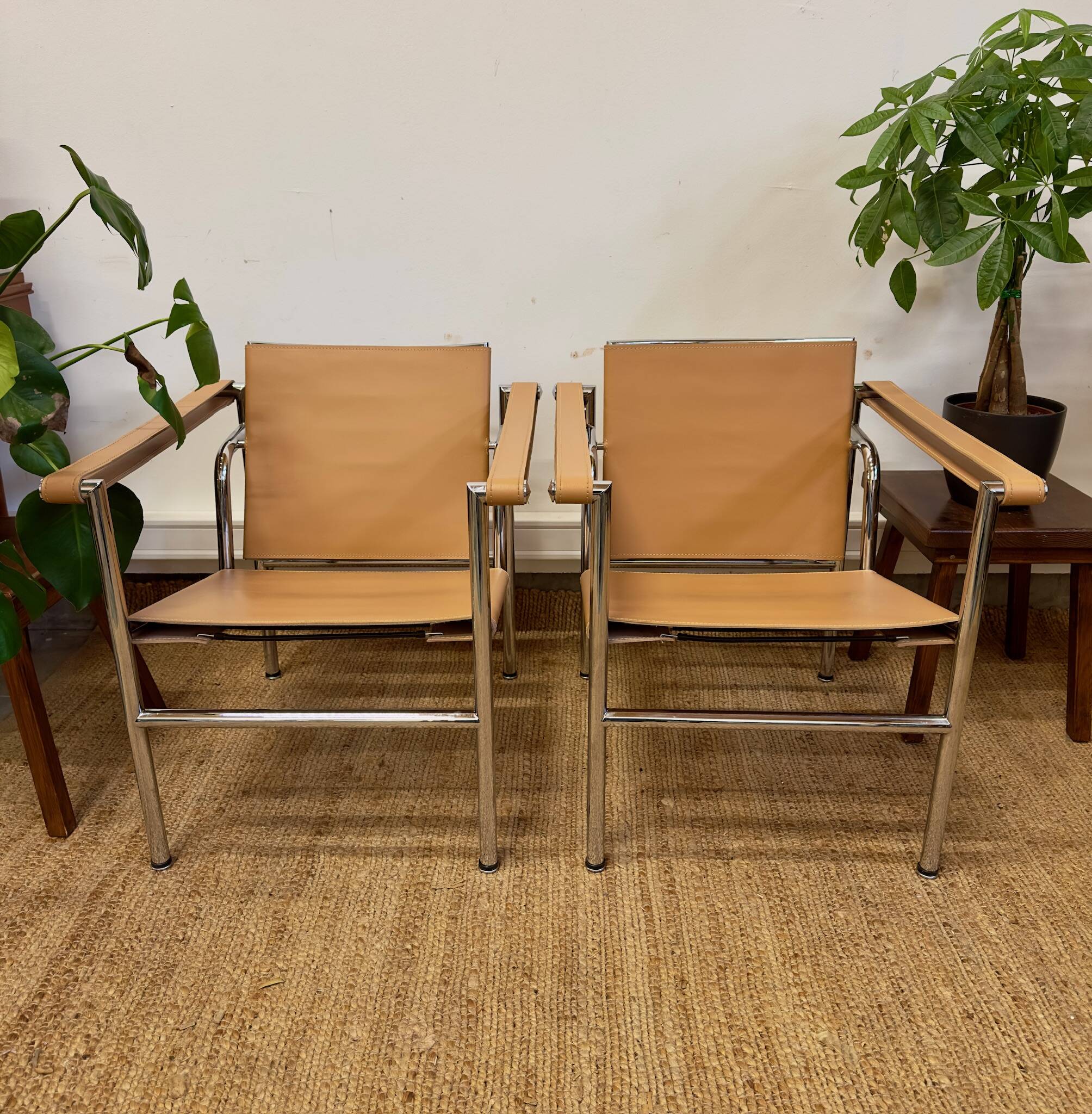 Paire de fauteuils de style Le Corbusier LC1