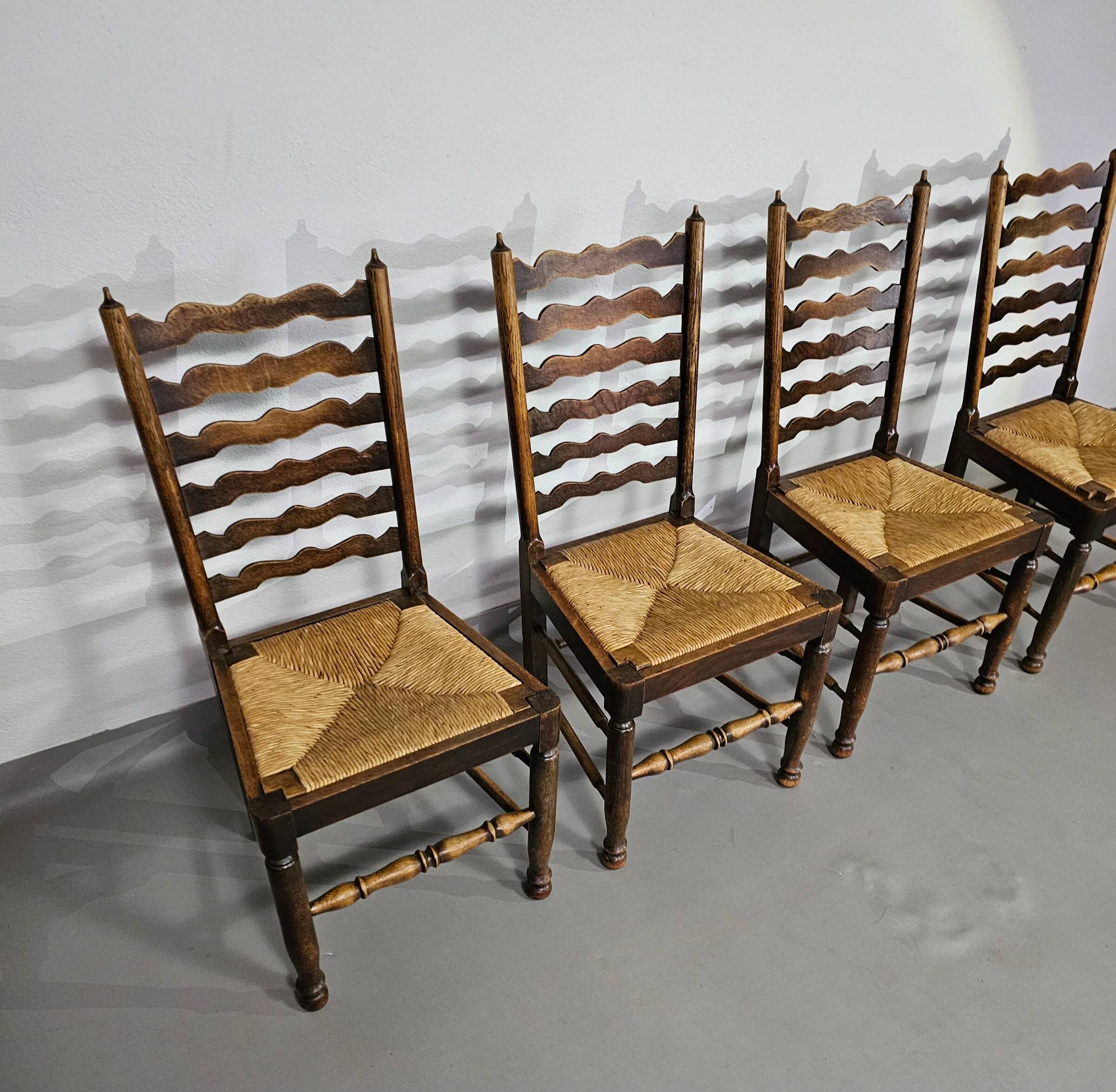 Ensemble de 4 chaises de salle à manger en chêne, rustiques, de ferme, à dossier en échelle avec sièges en jonc, années 1960