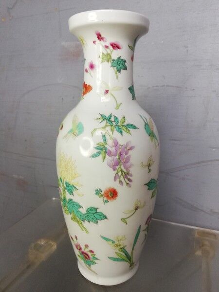 Vase - Porcelain - Flowers - China - Second half of the twentieth century