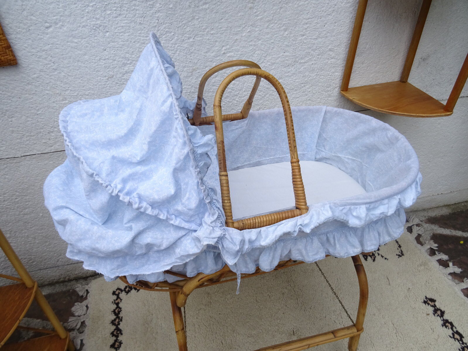 Rattan bassinet on folding support