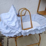 Rattan bassinet on folding support