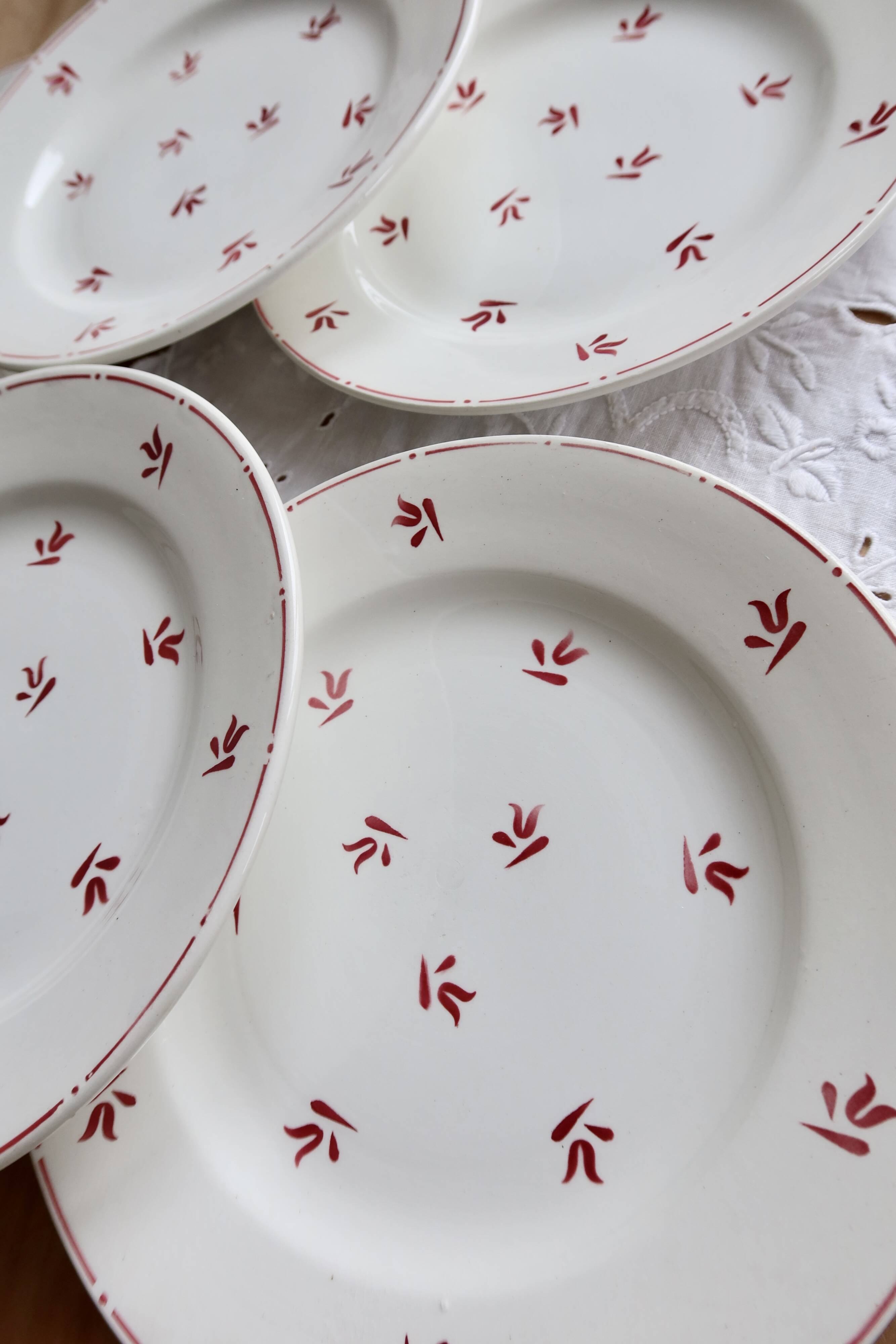 6 assiettes à dessert vintage faïence motifs rouges