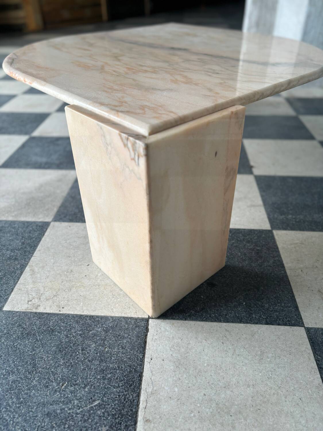 Table basse vintage en marbre rose