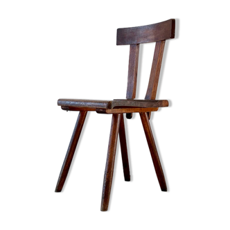 Chaise en bois brutaliste