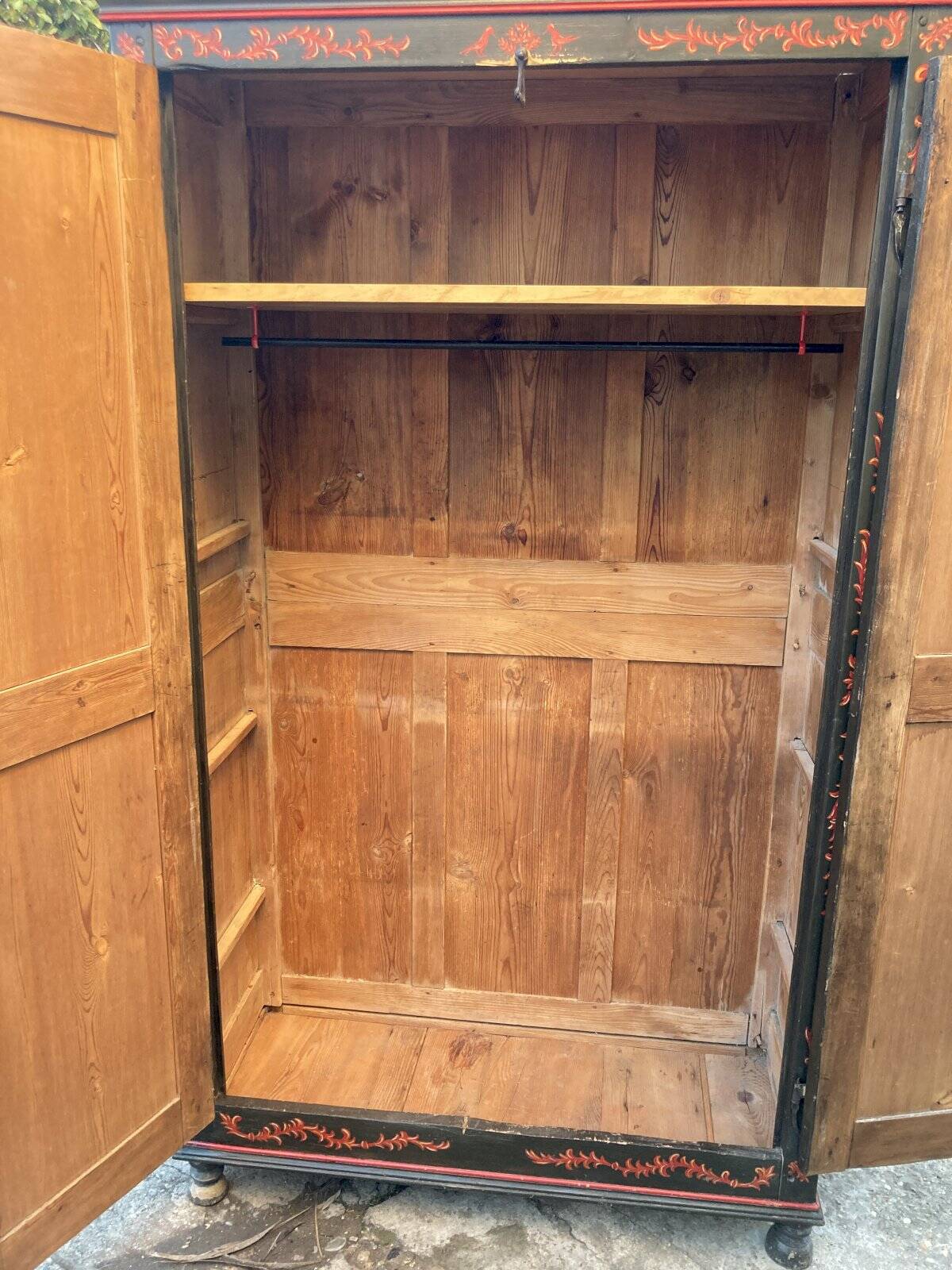 Armoire ancienne peinte à décor de scènes orientales