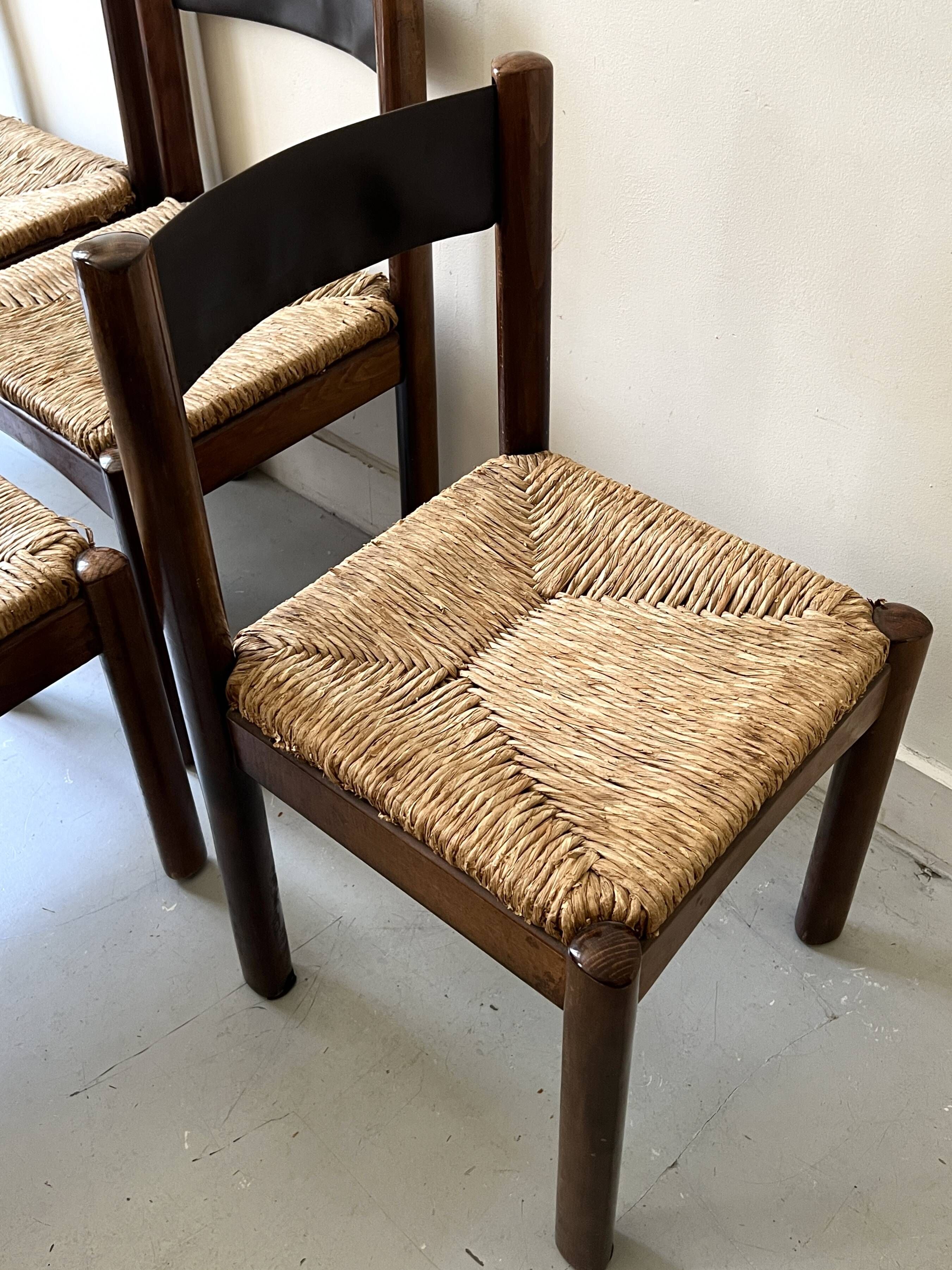 Lot of 4 modernist chairs in solid wood, leather and straw, Italy 1970.