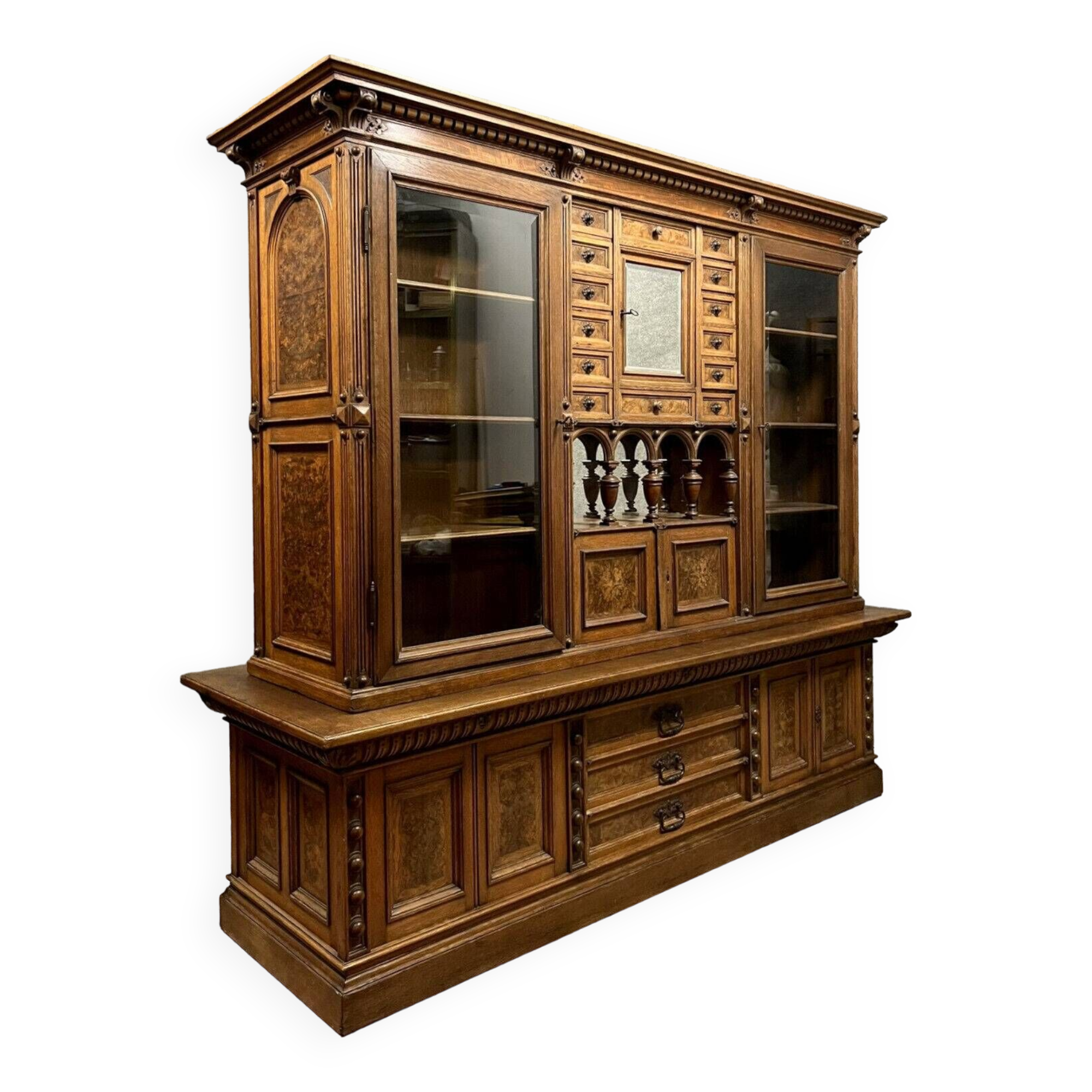 Rare and important double-sided Museum display case in Renaissance style in walnut and magnifying glass